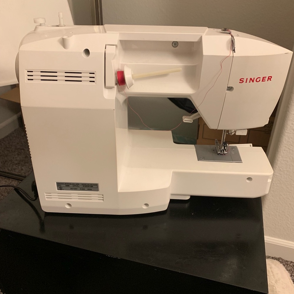 Singer Sewing machine - Picture 2 of 7